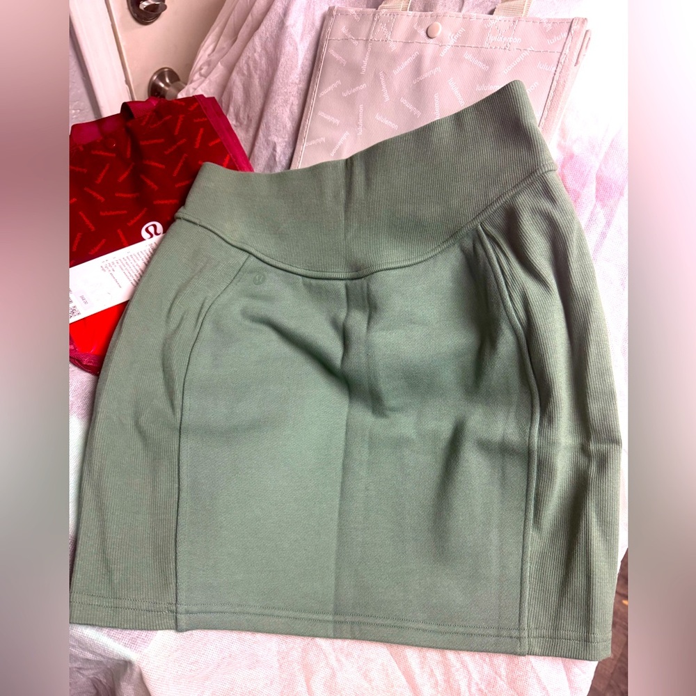 lululemon scuba HR mini Skirt size small NWT!!